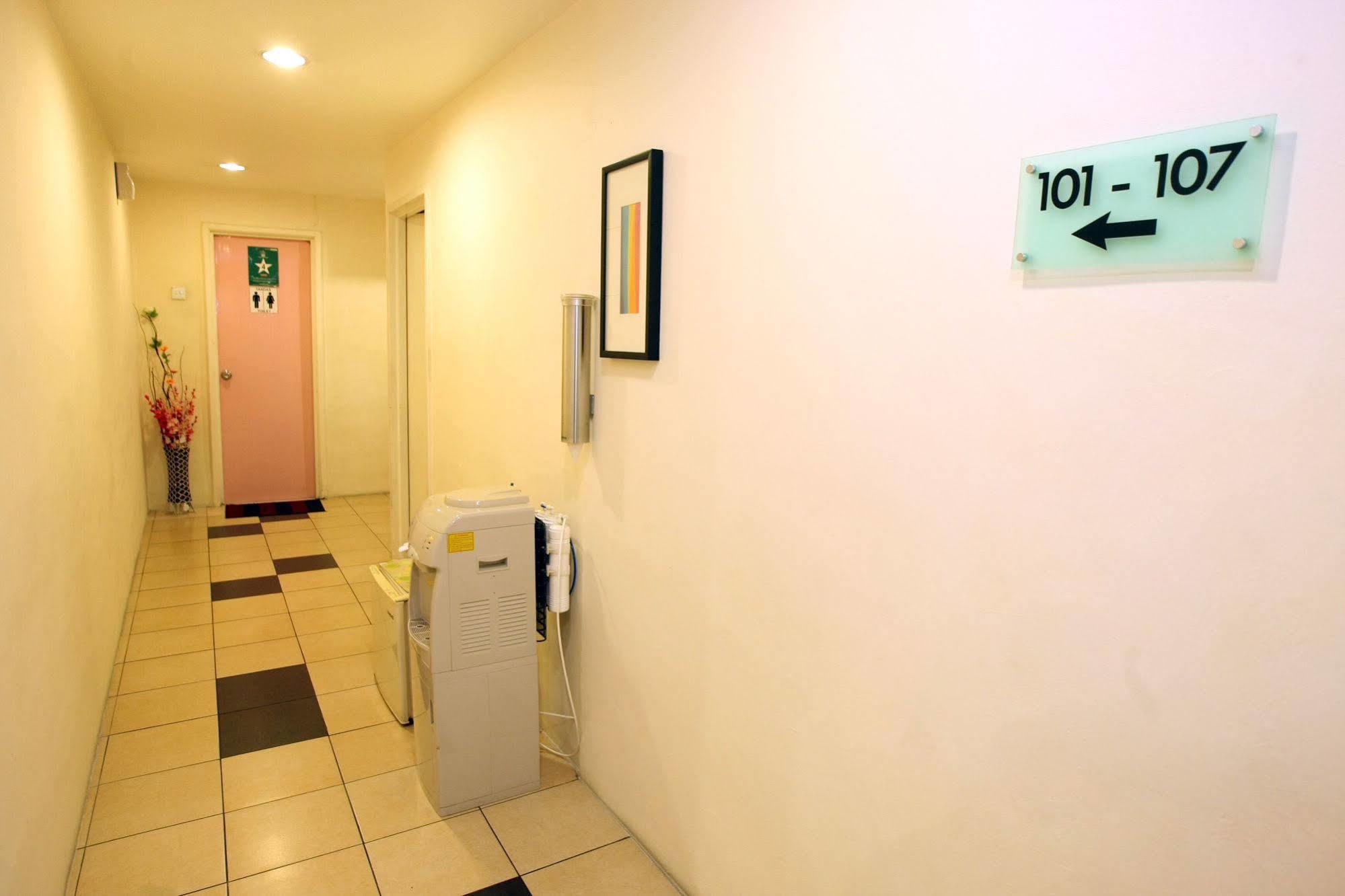 โรงแรมอัพทาวน์ คาจาง กาจัง ภายนอก รูปภาพ